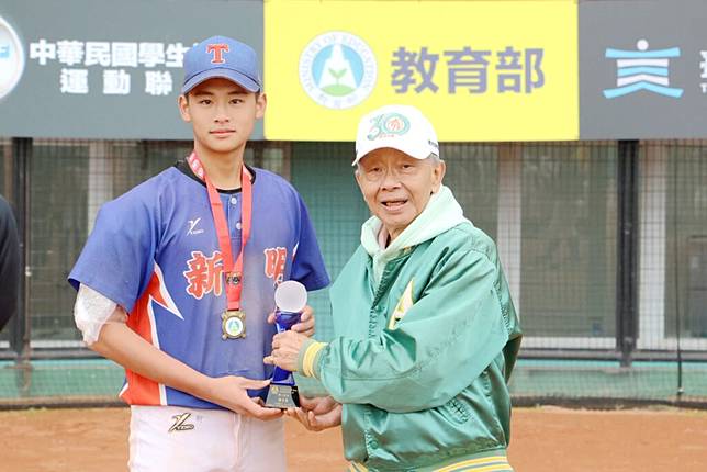 新明國中林軒後援5局僅被敲出3安打無失分，拿下MVP。（圖：學生棒聯提供）