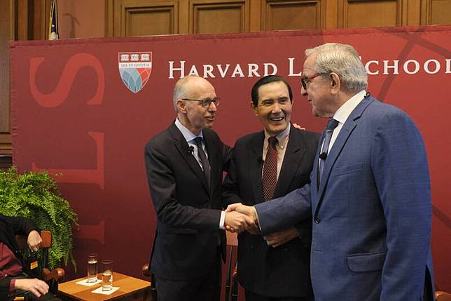 前總統馬英九與盧森堡首相Luc Frieden(左)、祕魯前總理Roberto Dañino(右)握手致意。(馬英九辦公室提供)