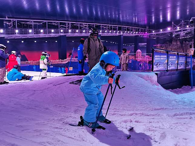 A boy ski at the indoor ski resort Alps Snow Live in Taicang County, east China's Jiangsu Province, Dec. 28, 2024. (Xinhua/Jiang Wenxi)