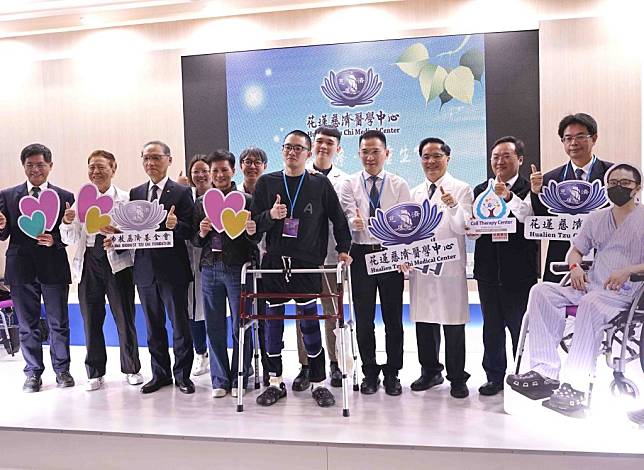 脊髓損傷病人阿翰與花蓮慈院團隊，在台灣醫療科技展中分享「自體骨髓間質幹細胞治療脊髓損傷」治療成果。(花蓮慈濟醫院提供)