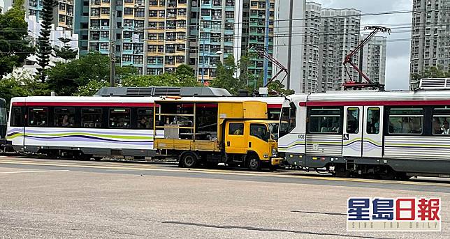 一輛工程車在天水圍與輕鐵相撞。（Facebook「香港突發事故報料區」圖片）