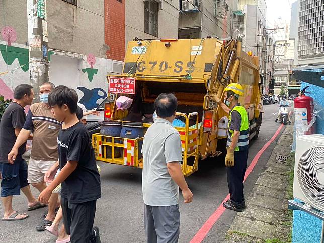 清潔隊員將於今日上午10時起即加班收運垃圾，晚間維持正常垃圾收運。圖：資料照