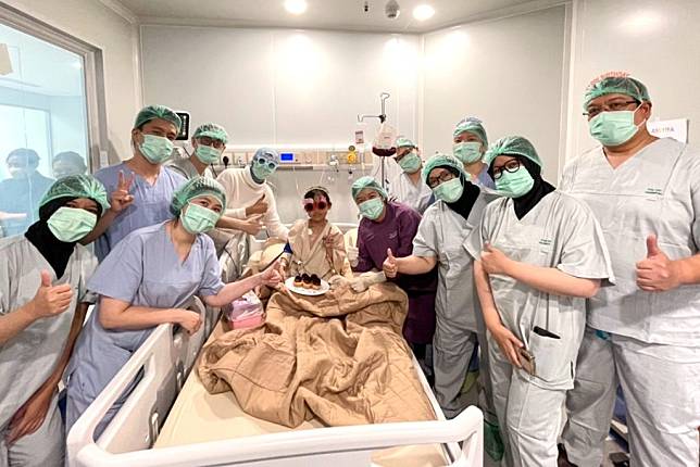 花蓮慈院與印尼慈院骨髓移植團隊，歡樂祝福Assyifa重生。（花蓮慈濟醫院提供）