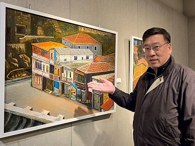 曹松清介紹他的作品。台華藝術中心/提供
