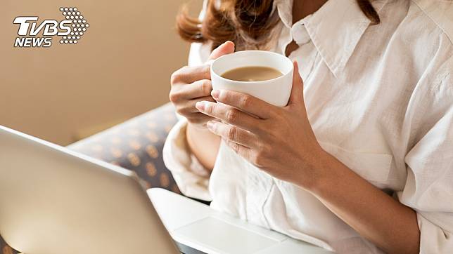 咖啡雖然有提升精神效果，但醫師提醒每日應適量飲用咖啡因。示意圖／TVBS