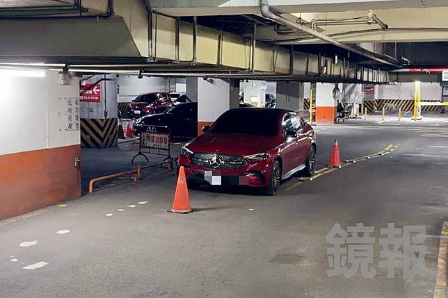 紅色賓士駛入社區地下停車場，疑似輾到突起物導致爆胎，但車主刻意占用車道不移車，要求管委會「解決」問題，嚴重影響社區車輛出入，被提告強制罪。民眾提供