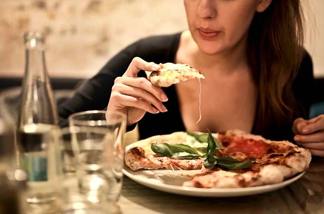 ▲原PO約女大生吃飯，解果對方一見面就表示沒錢，他只好把身上10張鈔票給對方。（示意圖，圖中人物與文章中內容無關／翻攝自《pexels》  ）