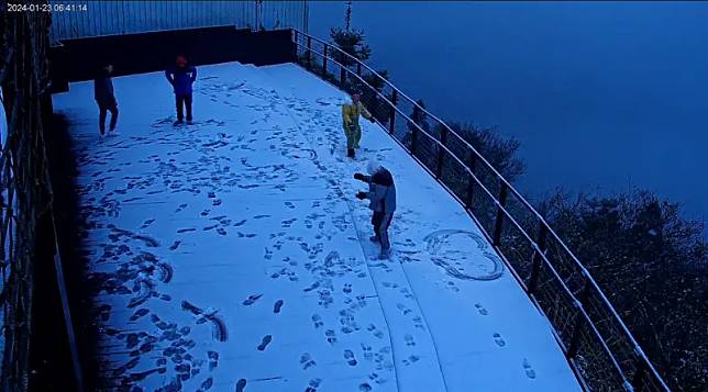 桃園市觀旅局於上巴陵停車場安裝了全新的4K高解析即時影像設備，讓無法上山的民眾可以線上賞雪