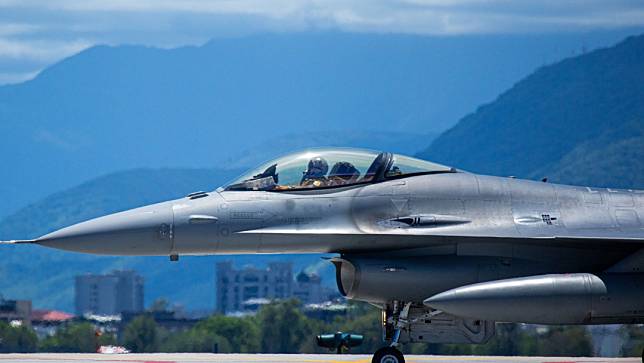 在花蓮空軍基地服役的我國F-16戰鬥機。彭博新聞