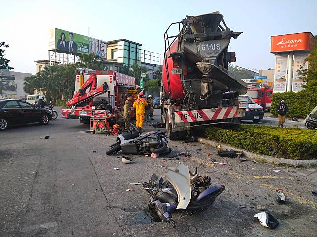 台南東區裕義路、裕農路口，16日清晨一輛水泥預拌車衝撞7輛汽機車