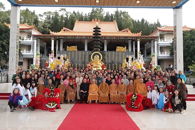 接天寺全台最大準提佛母開光，住持法光法師偕參加的貴賓、信眾合影留念。（記者陳俊文攝）