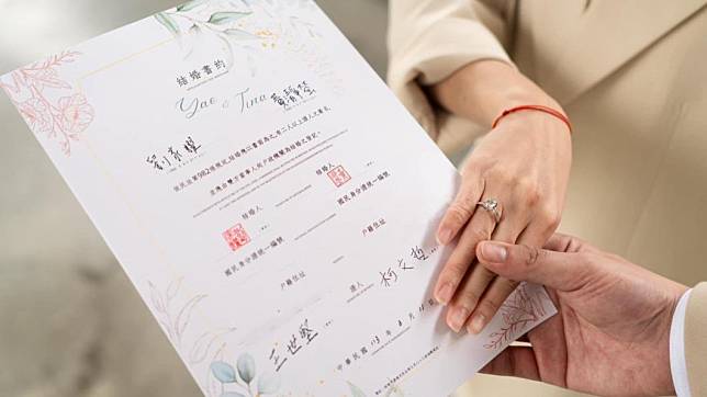 「學姊」黃瀞瑩登記結婚。（圖／翻攝自學姊臉書）