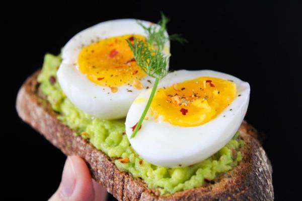 營養師建議，健康成人一天吃1-2顆的全蛋是沒問題的，建議用水煮或蒸的料理方式，但有血脂異常的人還是要注意攝取量。(圖取自pexels)