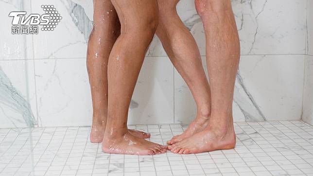 情侶洗澡，發現男女大不同。（示意圖／shutterstock 達志影像）