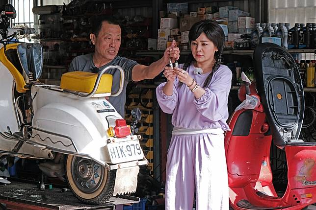 ▲新竹市穩捷修車行老闆黃連捷，對偉士牌機車情有獨鍾。片中還彩樺向有「機車醫生」之稱的老闆一同學習三項翻修技巧。（圖/穩捷修車行）