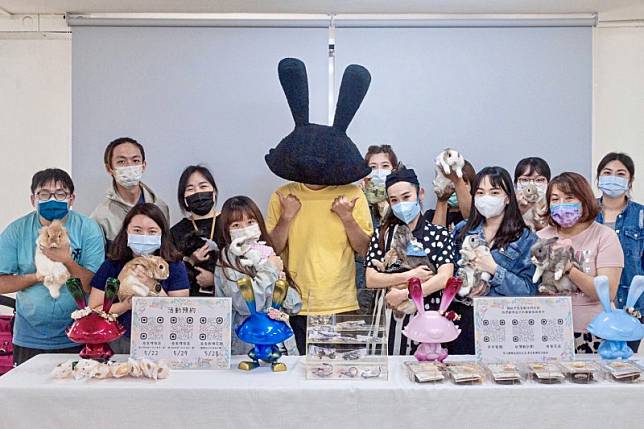 T.n.p台灣新計劃負責人唐念平與愛兔學員共同製作兔兔花圈。（圖/主辦單位提供）