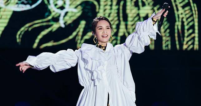 楊丞琳原定2月在深圳及上海舉行的巡迴演唱會將延期，日子之後再公布。（楊丞琳微博圖片）