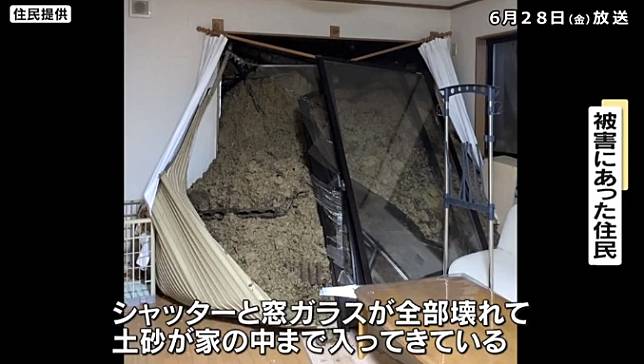 日本奈良縣生駒市發生土石流，大量泥沙灌進附近數間民宅。（圖／NNN）