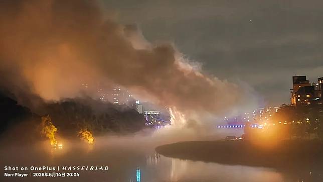 碧潭水舞季迎來閉幕重頭戲，主辦單位施放煙火秀，吸引民眾擠爆新店溪畔。Threads網友「@gary_ou」授權提供