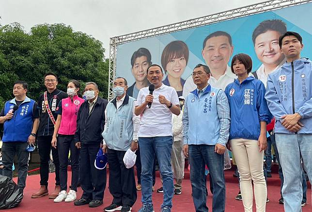 侯友宜與市議員候選人一字排開，進行催票。   圖：侯友宜選辦提供