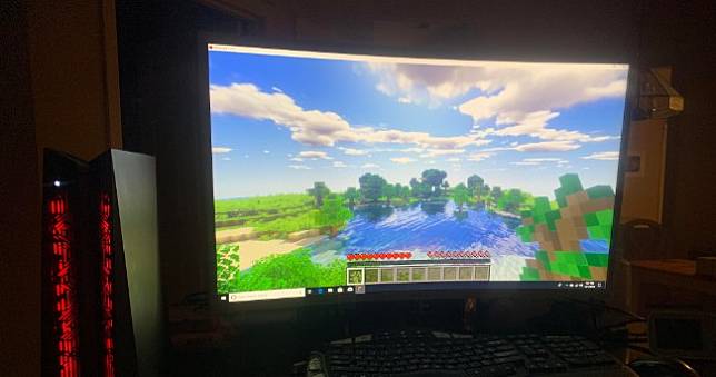 一位老爸買電競桌機配曲面螢幕給7歲創世神玩《Minecraft》，給他開最高畫質 🖥