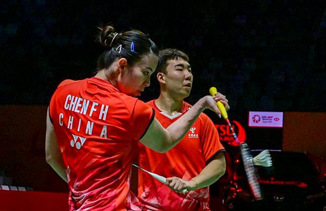 Guo Xinwa/Chen Fanghui(L) compete during the mixed doubles semifinal match against Dechapol Puavaranukroh/Supissara Paewsampran of Thailand at the 2025 Indonesia Masters badminton tournament in Jakarta, Indonesia, Jan. 25, 2025. (Xinhua/Zulkarnain)