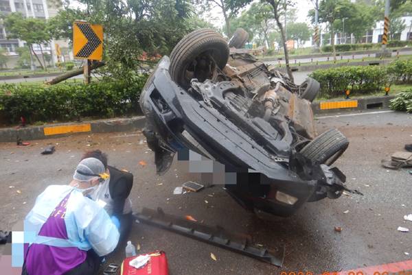 中壢區領航北路二段自小客自撞安全島，駕駛和乘客雙雙受傷。（記者丘安翻攝）