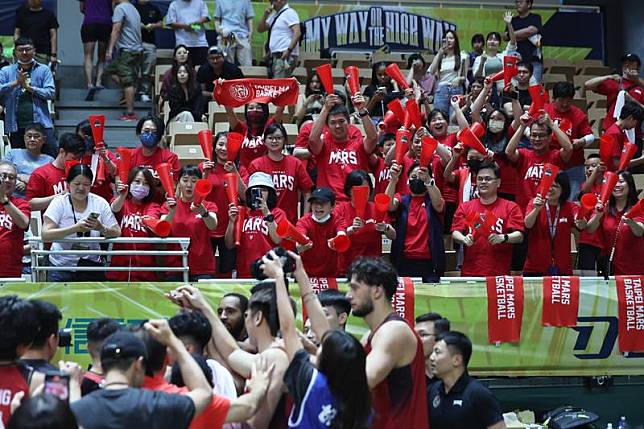 台灣職業籃球T1聯盟季後賽4日下午開打，首戰由台 北戰神隊在新莊體育館交手新北中信特攻隊，戰神終 場以95比94搶下系列賽首勝，球迷（紅衣者）也在場 邊興奮吶喊。 中央社記者趙世勳攝 113年5月4日