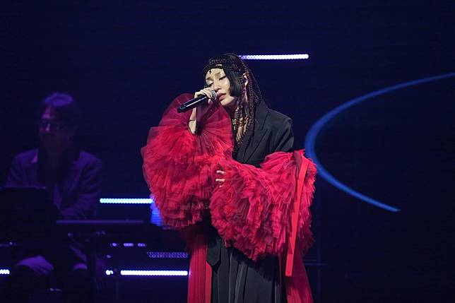 直擊／中島美嘉開唱出狀況！ 唱到第二首「咳到唱不下去」道歉下台