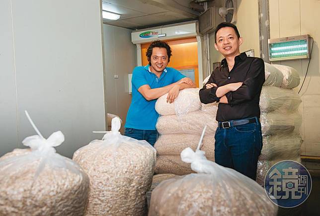 謝孟甫（右）與謝孟晃（左）勇於挑戰，齊心將父母的家庭式穀物代工廠，擴展成亞洲最大。