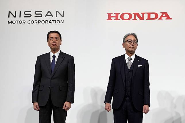 日產執行長內田誠（左）2024年12月23日與本田執行長三部敏宏在東京召開記者會。（美聯社）