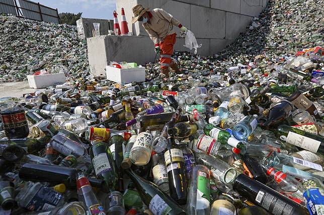The recycling ban on glass bottles has been lifted by the government. Photo: Nora Tam