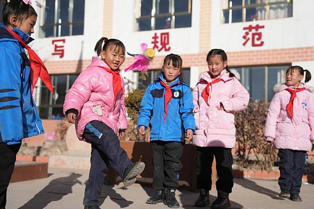 Students play games during a class break at a primary school in Liugou Township of Jishishan County, northwest China's Gansu Province, Dec. 25, 2023. (Xinhua/Chen Bin)