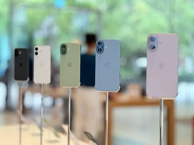 歌迷的iPhone17鏡頭遭雷射燈摧毀。趙筱文攝