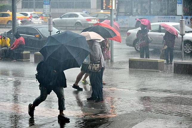 ▲下雨天雨傘常被偷怎麼辦？過來人抖出「 1 預防法」。（圖／翻攝自《 NOWnews 今日新聞》資料照 ）