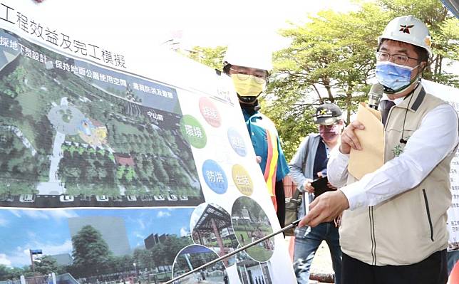 台南市長黃偉哲視察文忠公園下的調節池工程。（記者張淑娟攝）