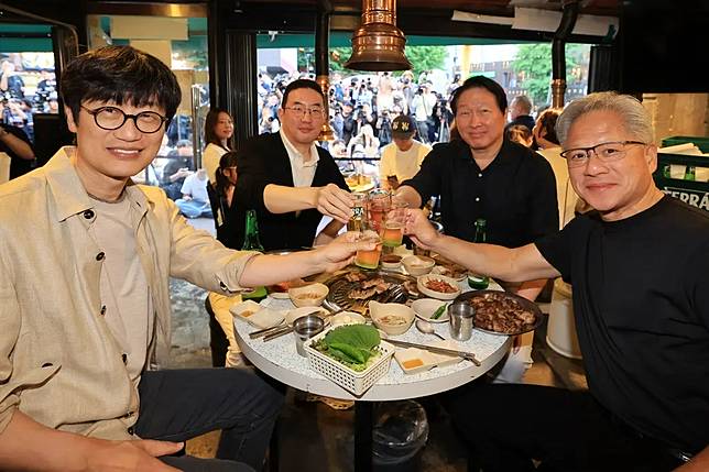 ▲輝達執行長黃仁勳今（5）日晚間與LG集團會長具光謨及Naver創辦人李海珍等人在首爾一間烤五花肉店用餐。（圖／美聯社／達志影像）