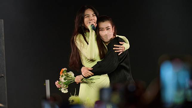 Selina（右）拿著花衝上台擁抱Ella。勁樺娛樂提供