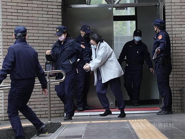 不只「剴剴」被虐！劉姓保母姊妹今因虐待其他兩童受審。拉奶嘴掛繩用力勒童脖子，反手腳綁椅子上，還錄影取笑！