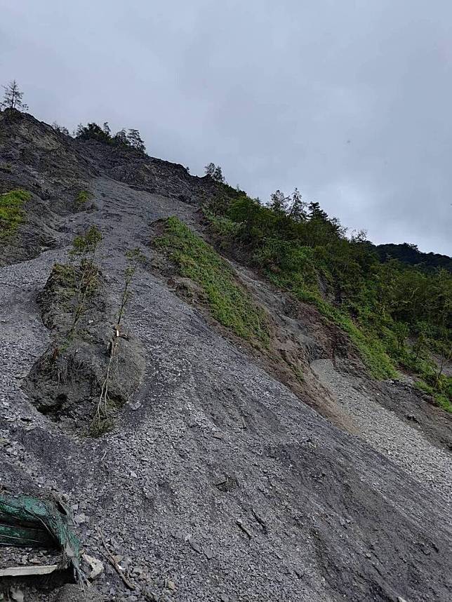 7月凱米颱風再次重創能高越嶺國道步道西段，造成多處崩塌，又以屯原登山口0K至1K最為嚴重，恐已無法挽救。(圖由林業保育署南投分署提供)