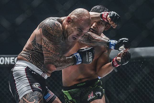 Aung La N Sang punches Brandon Vera. Photos: One Championship