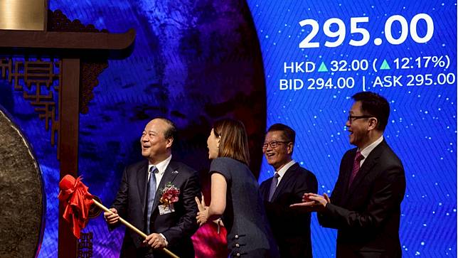 2025年5月20日，中國寧德時代在香港公開上市，董事長曾毓群（左）與香港財政局長陳茂波（右二）共同參加上市儀式。路透社