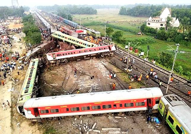 印度3火車相撞逾230死 20多年來最慘重鐵路事故