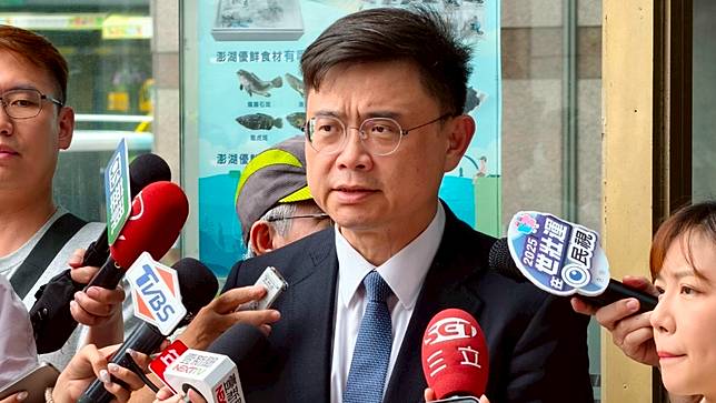 民進黨中評會主委賴瑞隆受訪，陳祖傑攝。