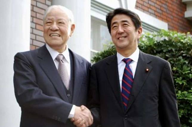 前總統李登輝（左起）追思會19日在淡水真理大學舉行，前日本首相安倍晉三發出悼文致意。（資料照，李登輝之友會官網）