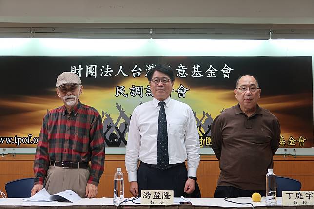 台灣民意基金會10日發表台北市長選舉民調，出席者包括前立委林濁水、基金會董事長游盈隆及丁庭宇教授。   圖：林朝億/攝