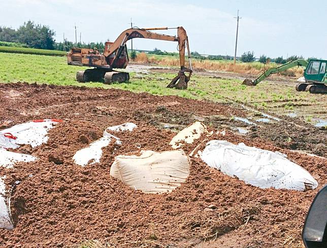 3家清運業者承攬國內3家知名食品公司生產後的汙泥，竟違法傾倒在彰化縣芳苑鄉多處農地。記者何烱榮／攝影