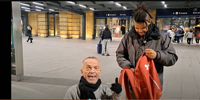 保羅格蘭特（左）死前3週在倫敦國王十字車站接受YouTuber街頭隨機訪問。（翻攝自Revelation 22:13官方YouTube）