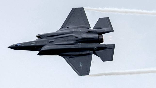 2024年6月5日，洛克希德馬丁的一架F-35戰機在德國柏林的國際航太展示範飛行。路透社