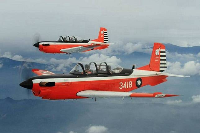 空軍1架T-34初級教練機今（2）日發生失事墜毀事件，機上兩名中校飛官殉職。（圖片來源／空官臉書）